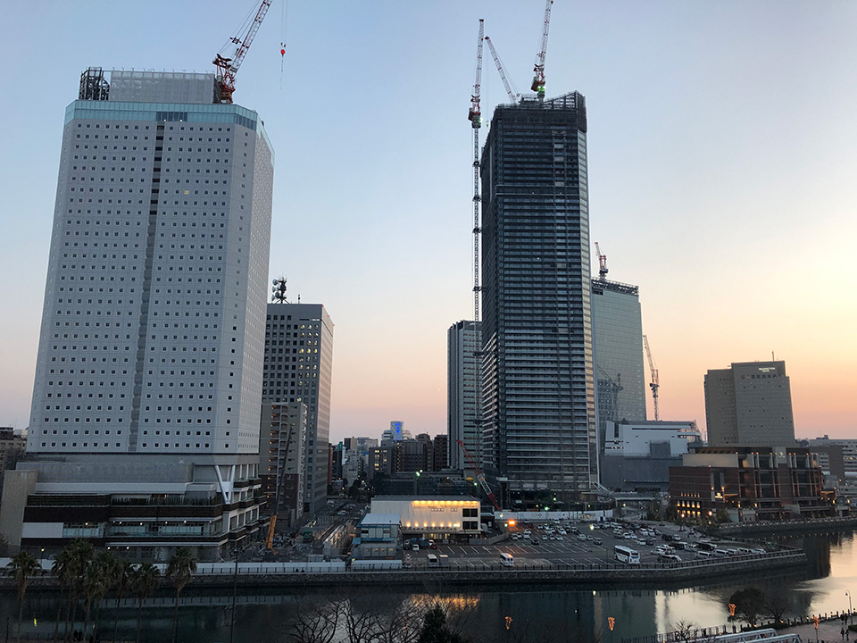 建設中のアパホテル横浜ベイタワー（左）